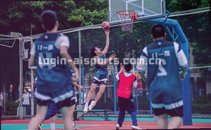 曼联高位压迫利物浦防线获得球权